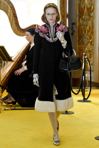 Look 60